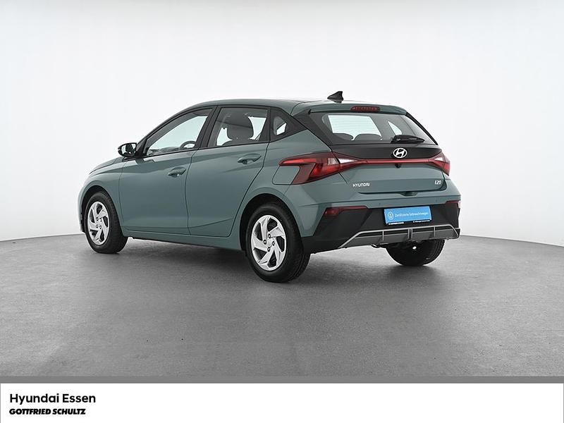 Gebraucht Hyundai i20 Select 79 PS (58 kW) 2025 Mangrove green / mic Kleinwagen