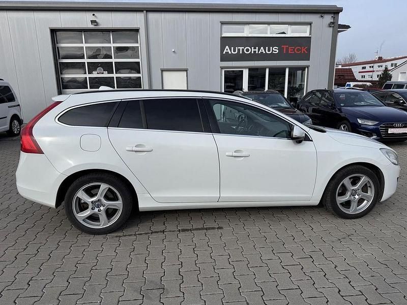 Gebraucht Volvo V60 Momentum 203 PS (149 kW) 2011 Whitesolid Kombi