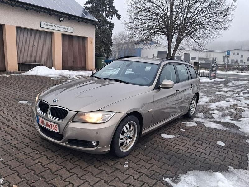Gold Gebraucht 2011 BMW 318 Lifestyle Kombi | 2.490 € (Superpreis) - Bild 1/4