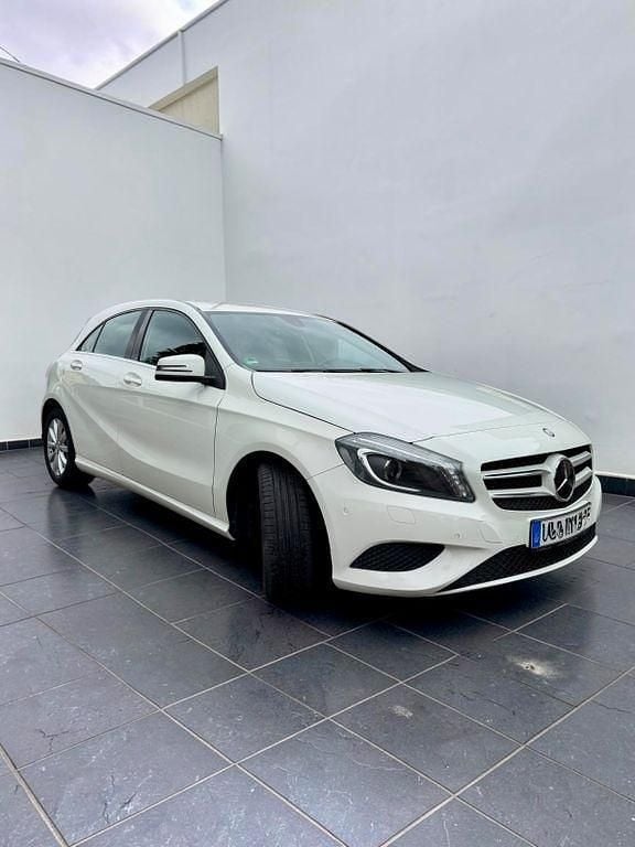 Gebraucht Mercedes A180 122 PS (89 kW) 2015 Weiß Limousine