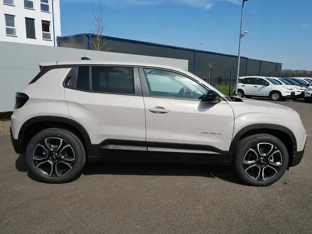 Neu Jeep Avenger Summit 110 PS (80 kW) 2026 Stone grey metallic (beige) SUV