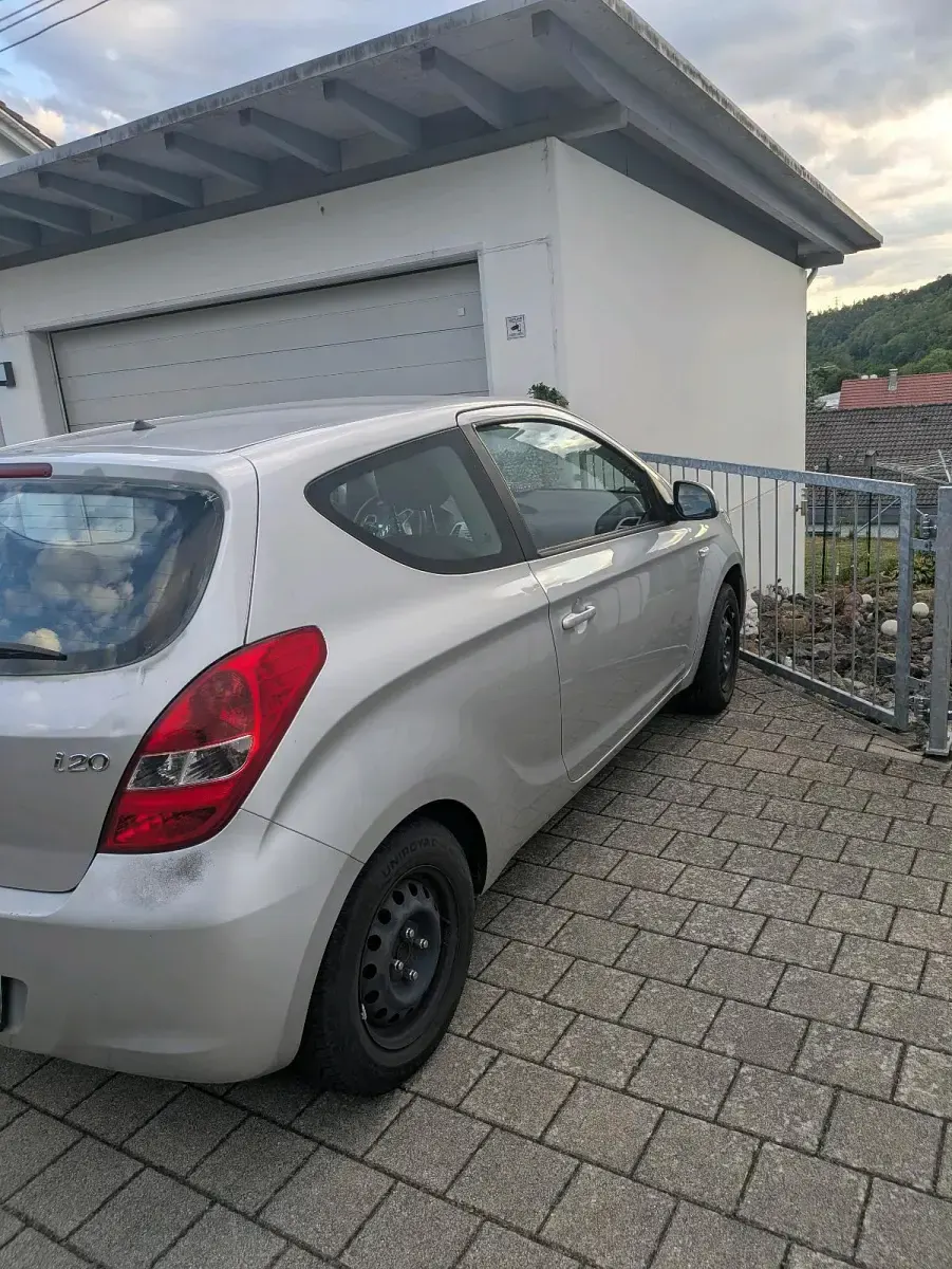 Gebraucht Hyundai i20 75 PS (55 kW) 2011 Silber Kleinwagen