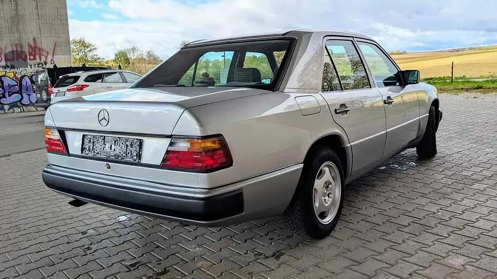 Brugt Mercedes E220 150 HK (110 kW) 1992 Sølv Sedan