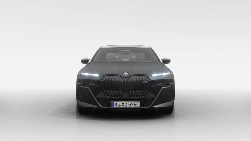 Gebraucht BMW M760e Performance 571 PS (419 kW) 2023 Grau Limousine