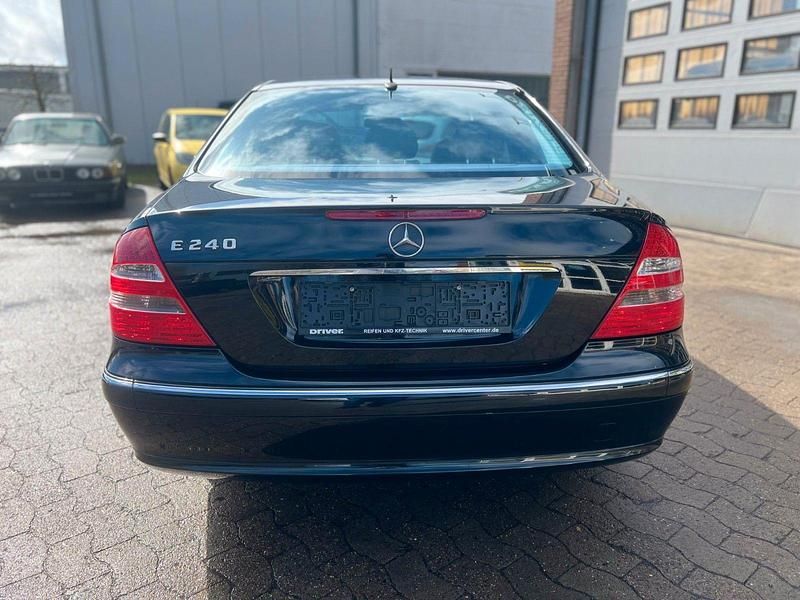 Second-hand Mercedes E240 177 CP (130 kW) 2002 Albastru Berlinǎ