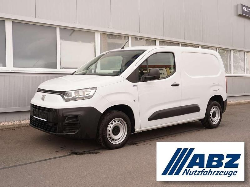 Weiß Gebraucht 2023 Fiat Doblò Van / Kleinbus | 19.992 € (Guter Preis) - Bild 1/4