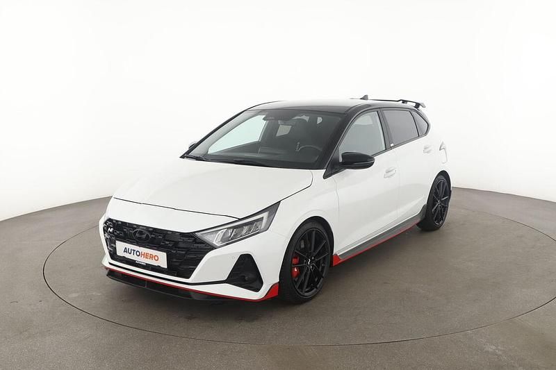 Weiß Gebraucht 2021 Hyundai i20 N Performance Limousine | 24.590 € (Etwas zu teuer) - Bild 1/3