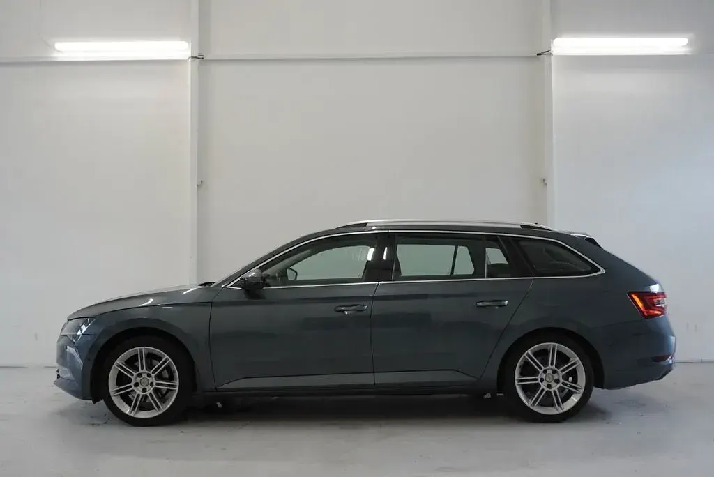 Gebraucht Skoda Superb Style 150 PS (110 kW) 2019 Grau Limousine