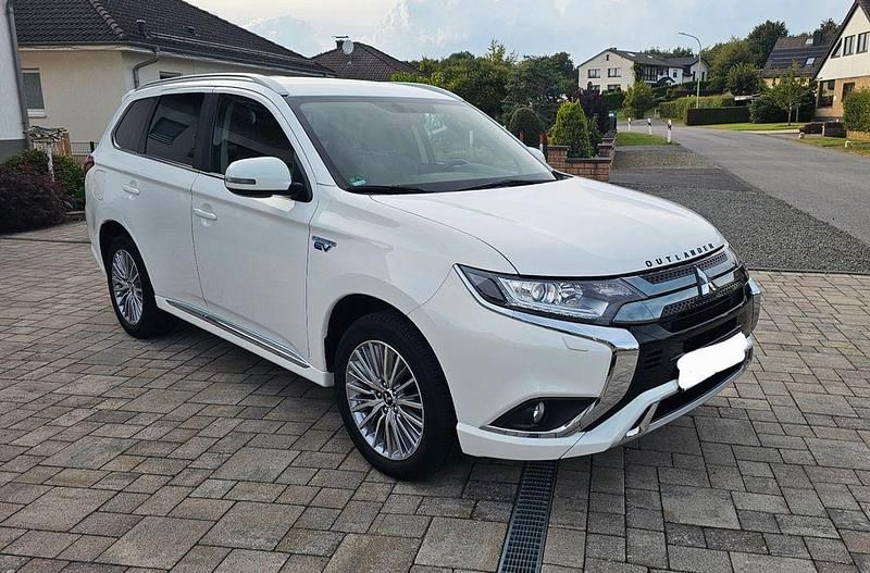 Weiß Gebraucht 2020 Mitsubishi Outlander P-HEV Basis SUV | 18.950 € (Fairer Preis) - Bild 1/4
