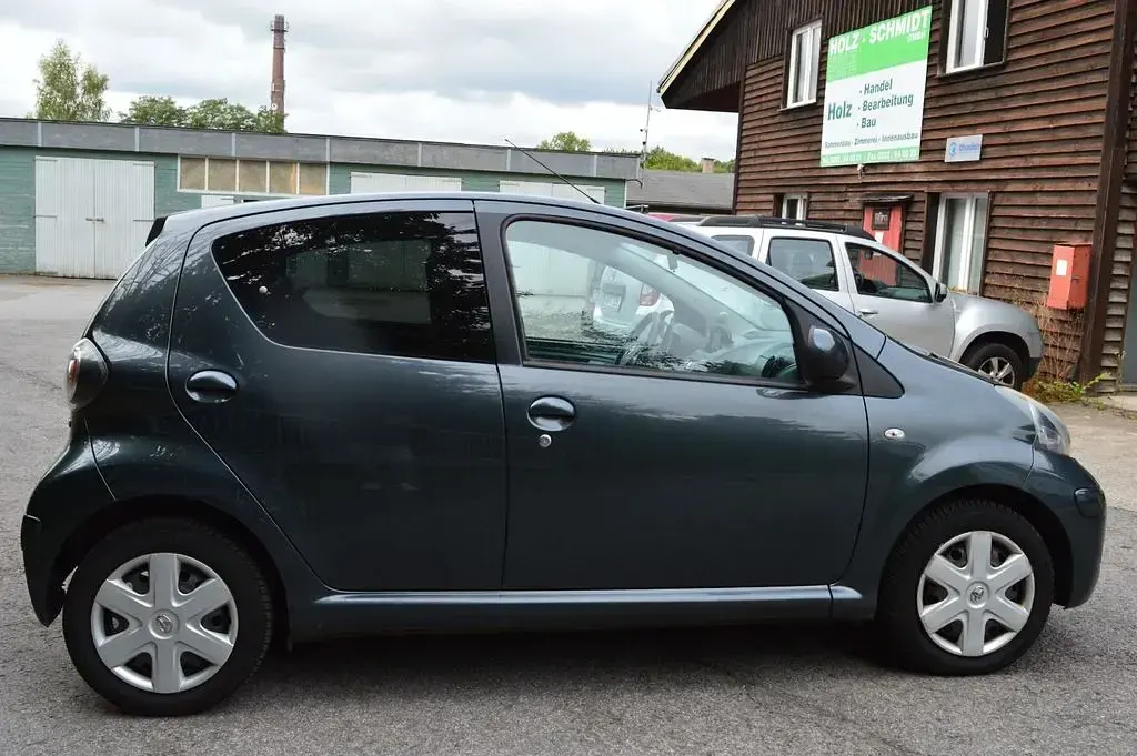 Gebraucht Toyota Aygo Edition 68 PS (50 kW) 2011 Grau Kleinwagen