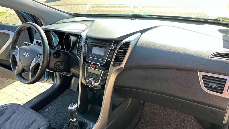 Gebraucht Hyundai i30 Classic 99 PS (72 kW) 2012 Blau Limousine