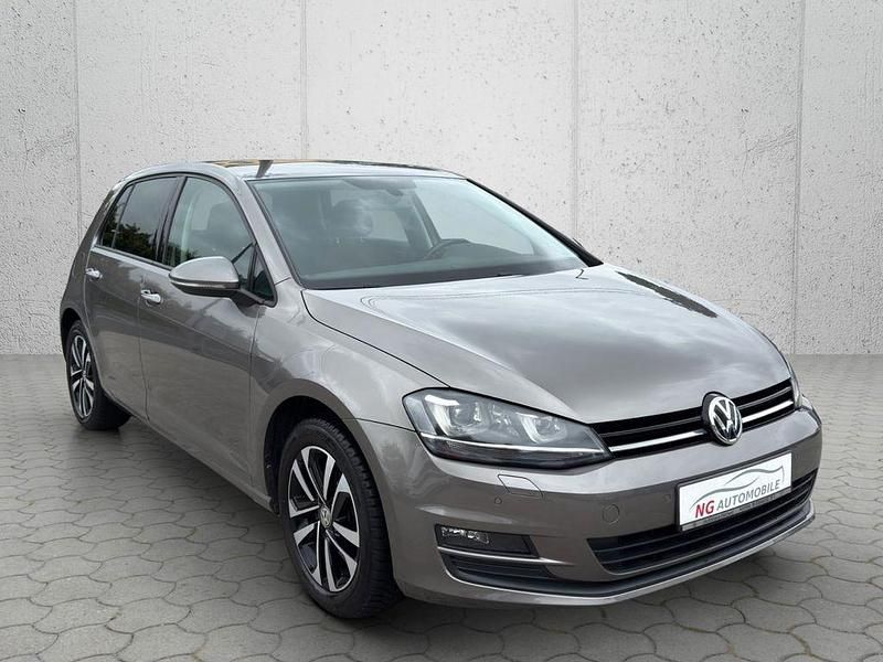 Grau Gebraucht 2015 VW Golf VII Comfortline Limousine | 12.990 € (Fairer Preis) - Bild 1/4