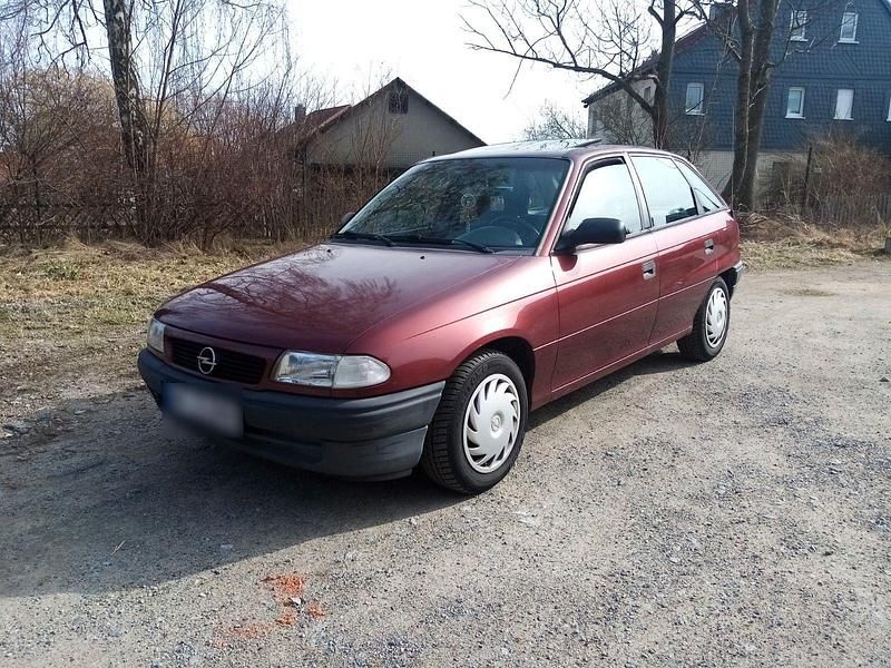 Gebraucht Opel Astra 75 PS (55 kW) 1995 Rot Limousine