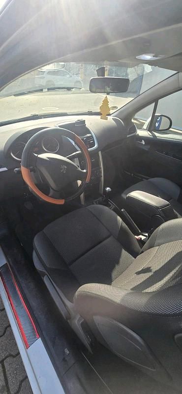 Gebraucht Peugeot 207 74 PS (54 kW) 2011 Grau Kleinwagen