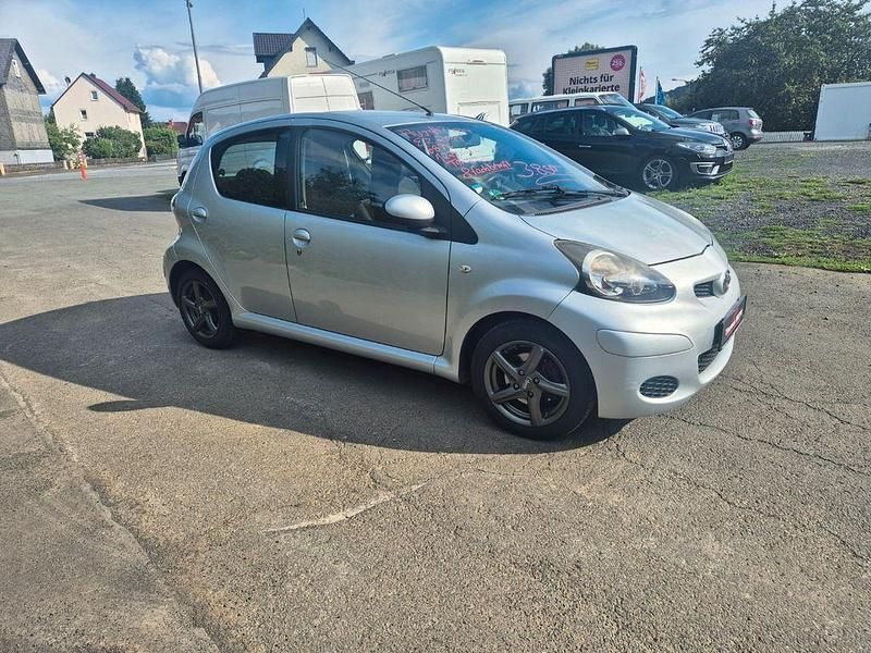 Gebraucht Toyota Aygo Cool 68 PS (50 kW) 2011 Silber Kleinwagen