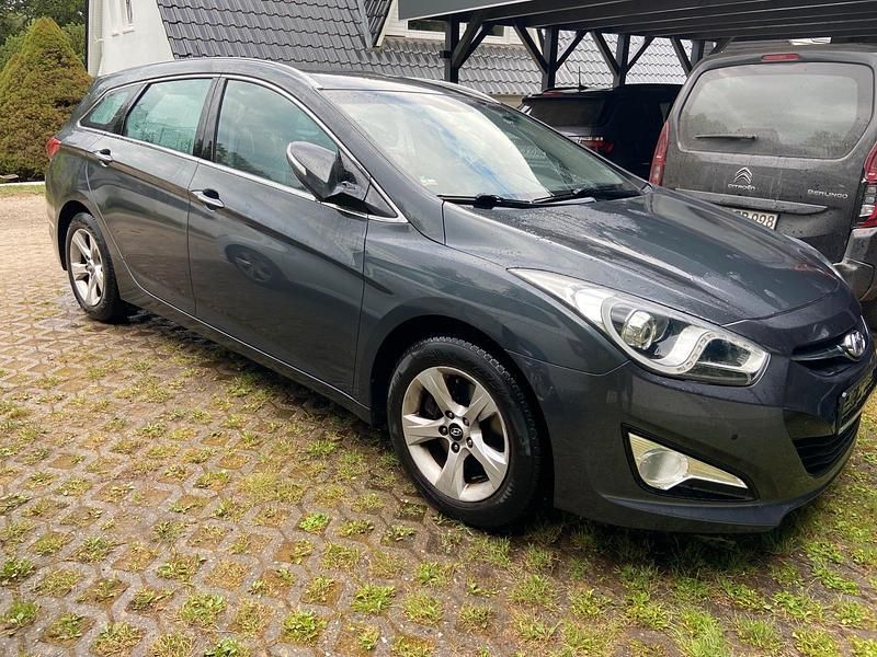 Grau Gebraucht 2014 Hyundai i40 Kombi | 5.600 € (Fairer Preis) - Bild 1/4