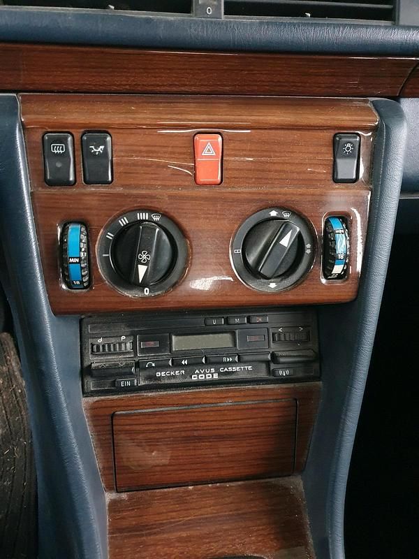 Gebraucht Mercedes E230 136 PS (100 kW) 1990 Weiß Limousine