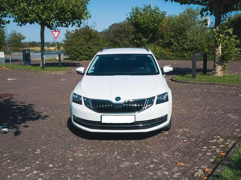 Weiß Gebraucht 2019 Skoda Octavia Style Kombi | 16.500 € (Fairer Preis) - Bild 1/4