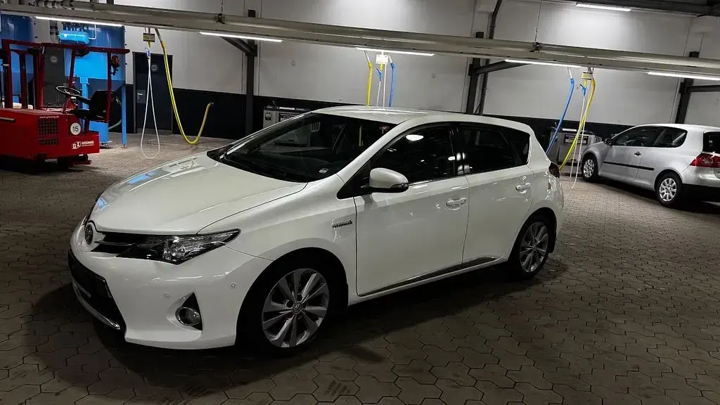 Gebraucht Toyota Auris Hybrid Edition 99 PS (72 kW) 2013 Weiß Limousine