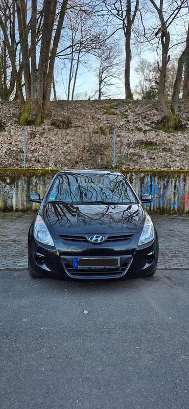 Gebraucht Hyundai i20 78 PS (57 kW) 2010 Schwarz Kleinwagen