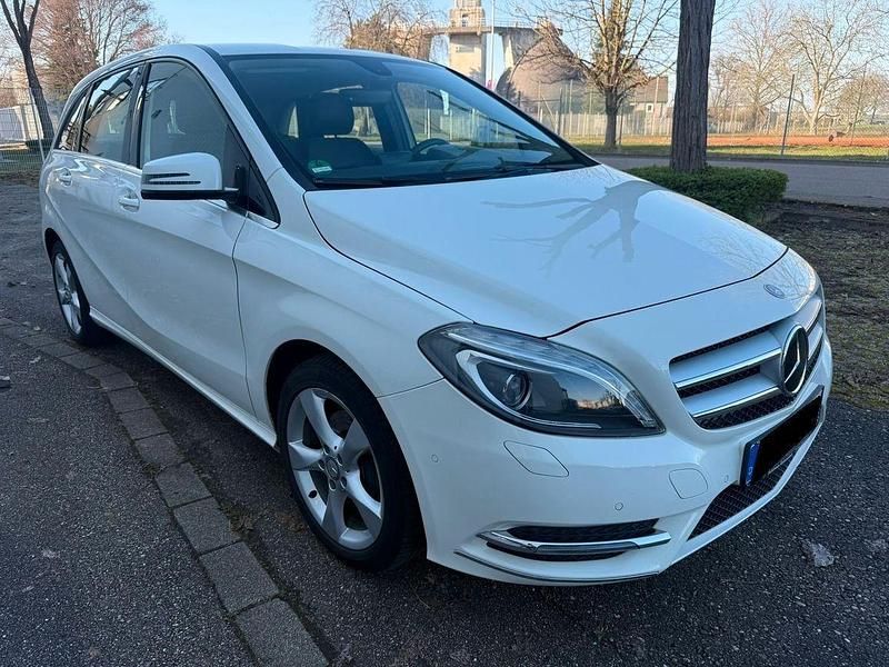 Gebraucht Mercedes B180 122 PS (89 kW) 2013 Weiß Van / Kleinbus