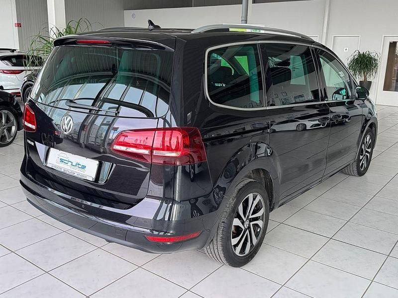 Gebraucht VW Sharan Active 150 PS (110 kW) 2022 Schwarz Van / Kleinbus