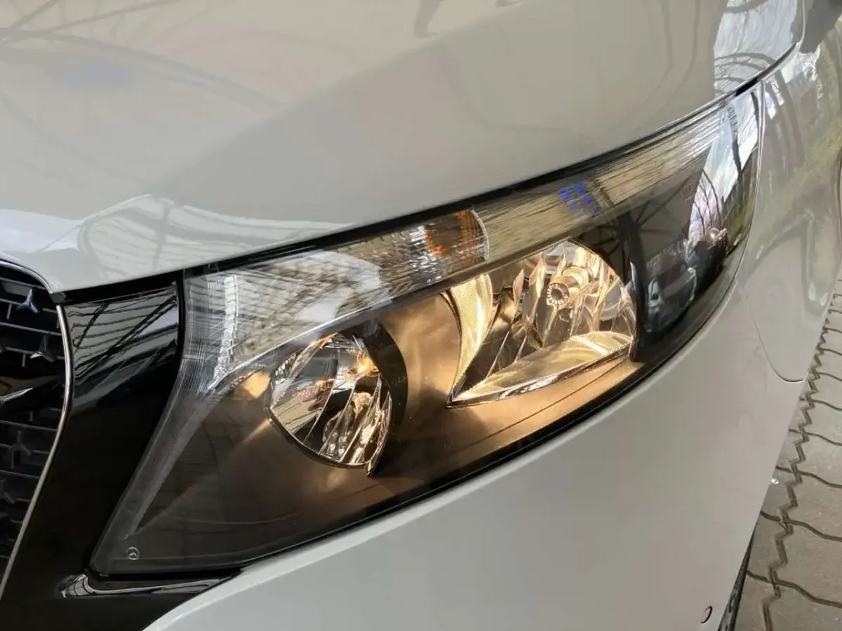 Gebraucht Mercedes V250 190 PS (139 kW) 2025 Weiß Van / Kleinbus