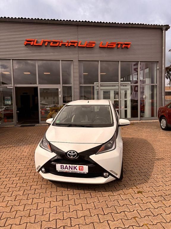 Weiß Gebraucht 2018 Toyota Aygo X-play Kleinwagen | 8.400 € (Guter Preis) - Bild 1/4