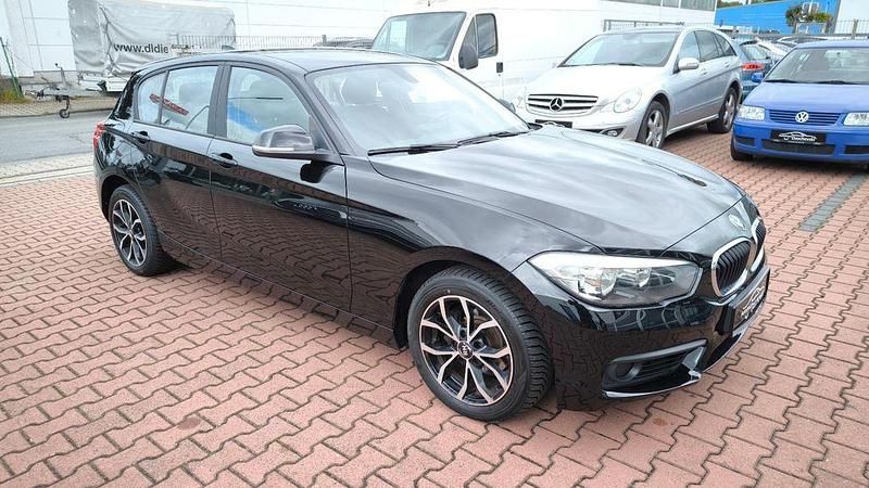 Schwarz ii/bonnet fluid black Gebraucht 2018 BMW 118 Sport Line Kleinwagen | 12.500 € (Guter Preis) - Bild 1/4