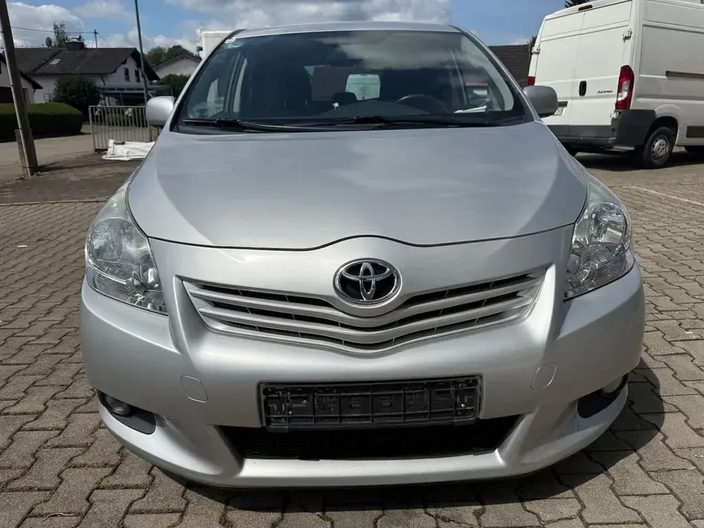 Gebraucht Toyota Verso Executive 126 PS (92 kW) 2012 Silber Van / Kleinbus