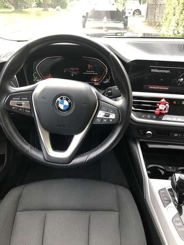 Schwarz Gebraucht 2022 BMW 318 Advantage Limousine | 25.900 € (Guter Preis) - Bild 1/4