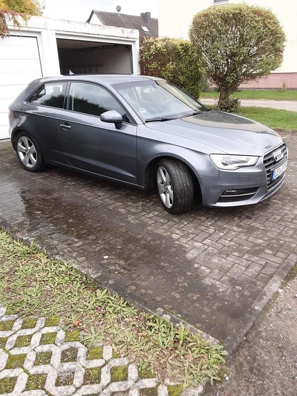 Grau Gebraucht 2014 Audi A3 Limousine | 12.600 € (Superpreis) - Bild 1/4