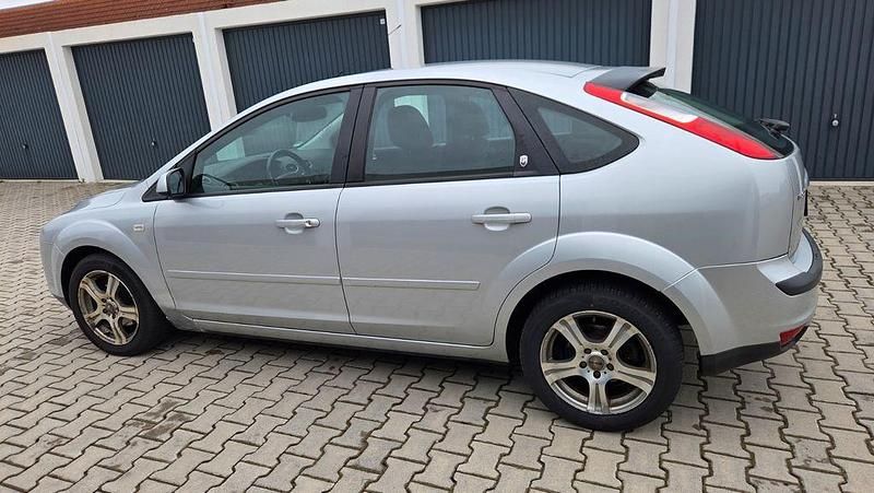 Gebraucht Ford Focus Ghia 116 PS (85 kW) 2006 Silber Limousine