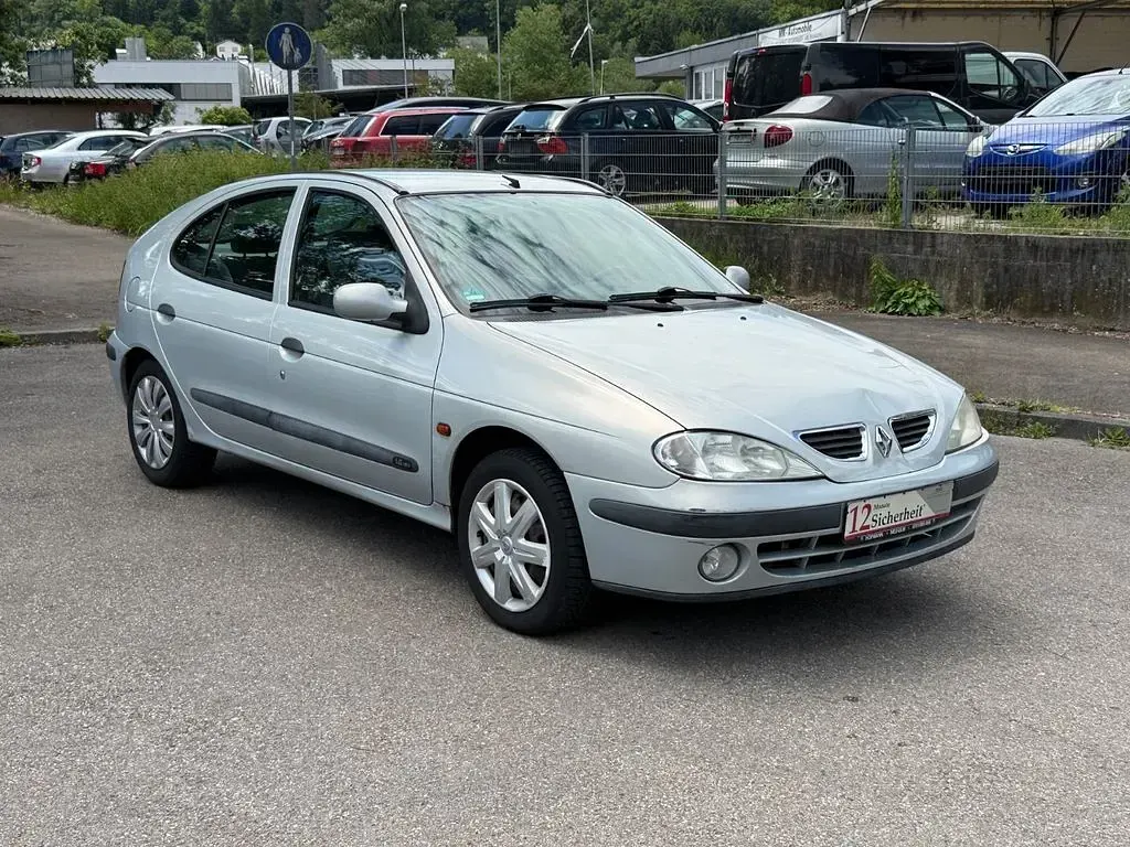 Gebraucht Renault Mégane Authentique 107 PS (78 kW) 2000 Silber Limousine