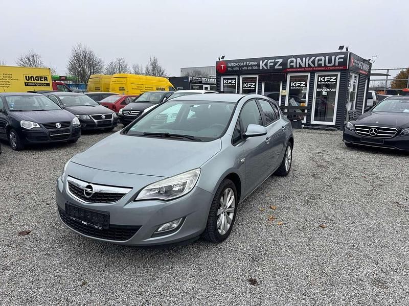 Gebraucht Opel Astra Design Edition 87 PS (63 kW) 2012 Silbersee/perl silber (m2) Kleinwagen