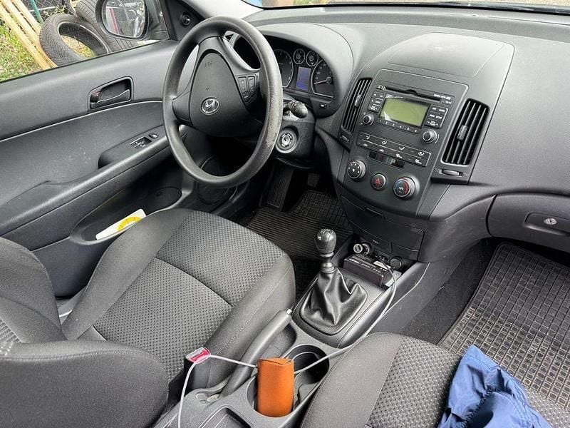 Grau Gebraucht 2009 Hyundai i30 Classic Limousine | 2.990 € (Guter Preis) - Bild 1/4