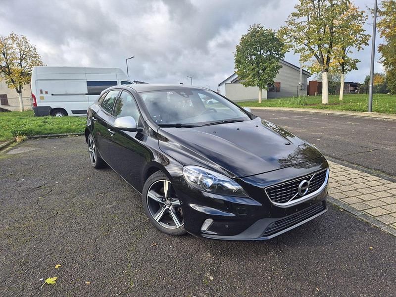 Schwarz Gebraucht 2016 Volvo V40 R-Design Limousine | 12.900 € (Fairer Preis) - Bild 1/4