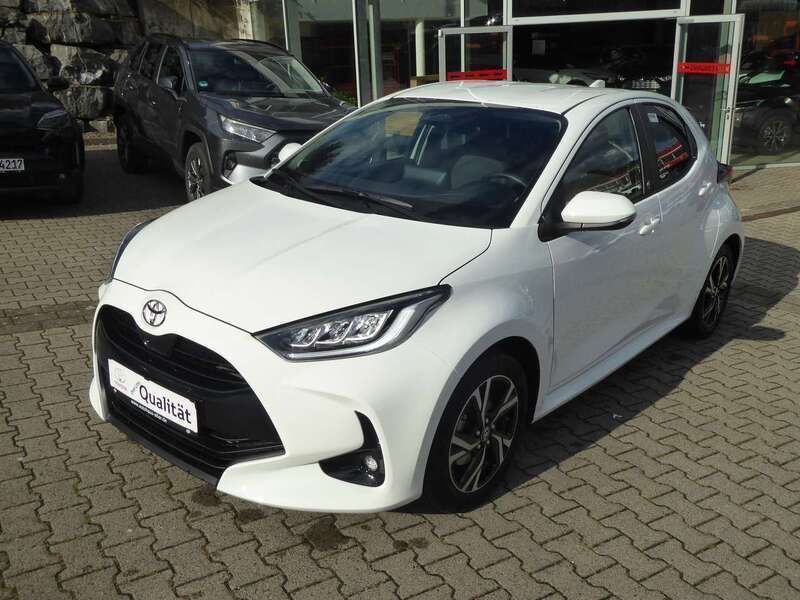 Schneeweiss Gebraucht 2024 Toyota Yaris Team Kleinwagen | 24.950 € (Etwas zu teuer) - Bild 1/4