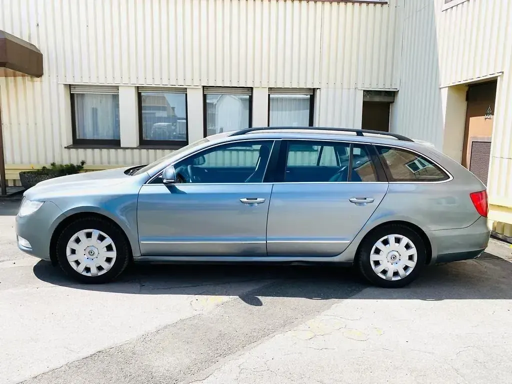 Gebraucht Skoda Superb 140 PS (102 kW) 2010 Grau Kombi
