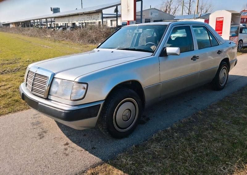 Silber Gebraucht 1991 Mercedes E280 Limousine | 4.400 € - Bild 1/4