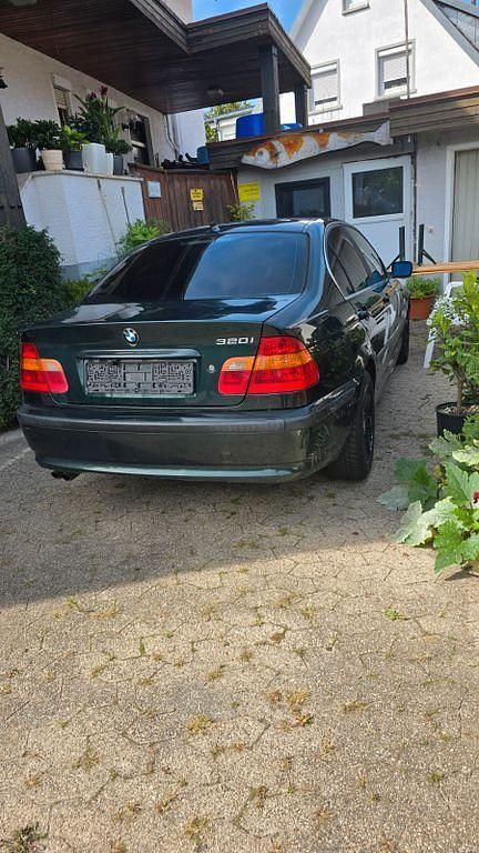 Grün Gebraucht 2002 BMW 320 Limousine | 1.500 € (Fairer Preis) - Bild 1/2