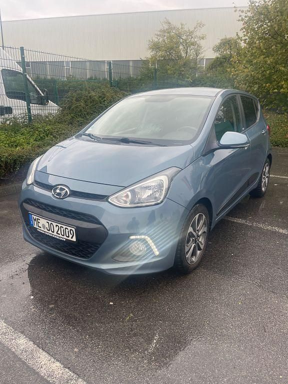 Blau Gebraucht 2016 Hyundai i10 Passion Plus Kleinwagen | 7.195 € (Fairer Preis) - Bild 1/4