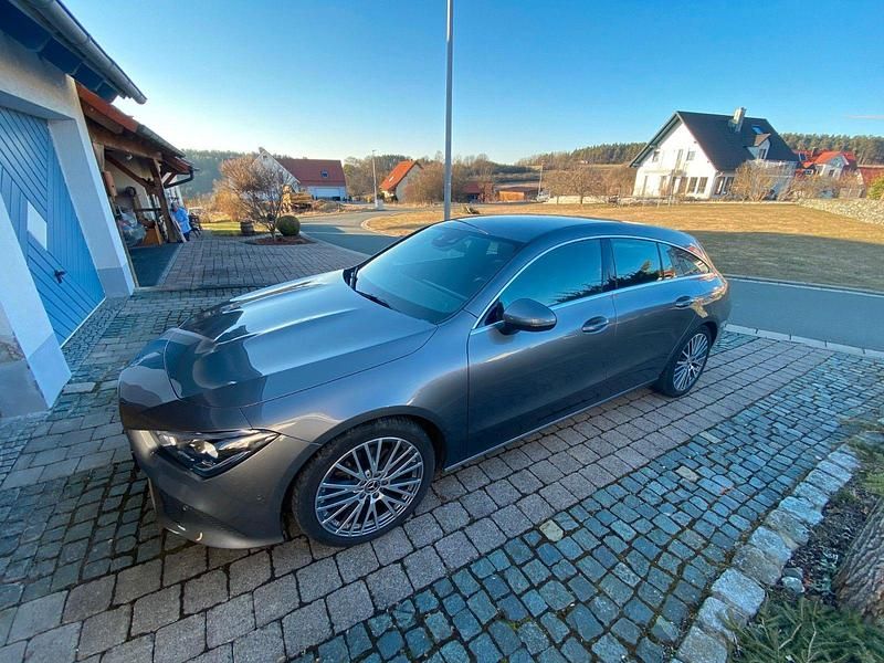 Grau Gebraucht 2020 Mercedes CLA200 Kombi | 22.799 € (Fairer Preis) - Bild 1/4