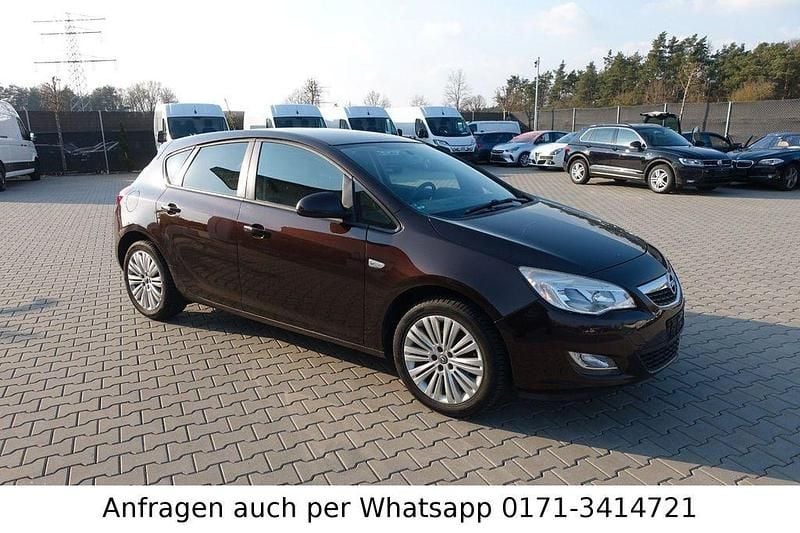 Gebraucht Opel Astra Edition 140 PS (102 kW) 2011 Braun Limousine