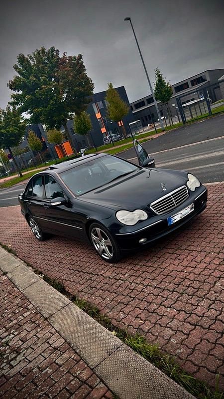 Schwarz Gebraucht 2002 Mercedes C200 Avantgarde Limousine | 2.890 € (Fairer Preis) - Bild 1/4