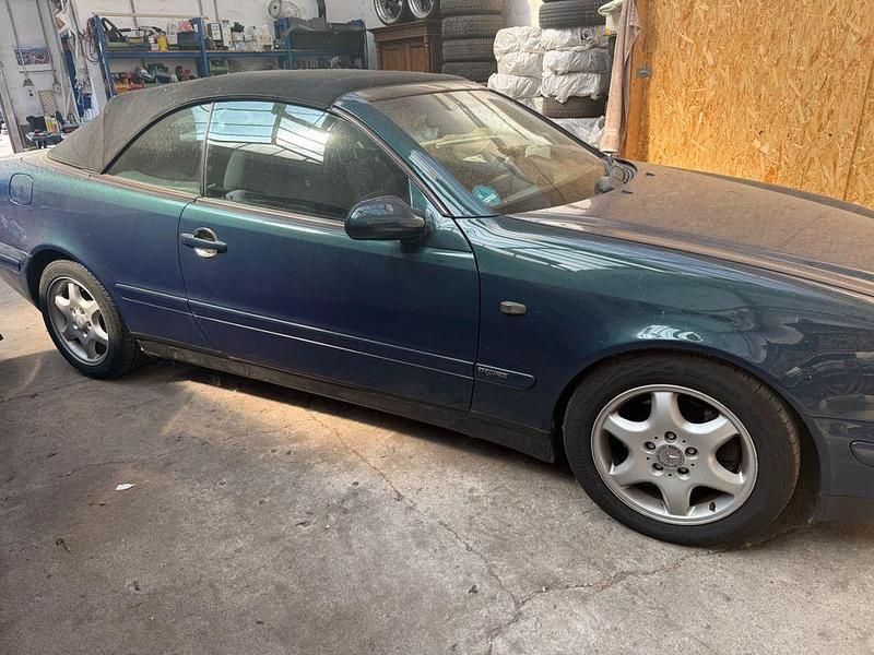 Blau Gebraucht 1999 Mercedes CLK320 Elegance Cabrio | 1.800 € (Guter Preis) - Bild 1/4