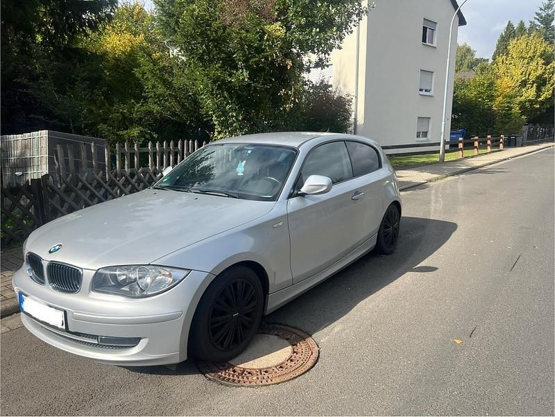 Silber Gebraucht 2010 BMW 116 Kleinwagen | 3.990 € (Fairer Preis) - Bild 1/4