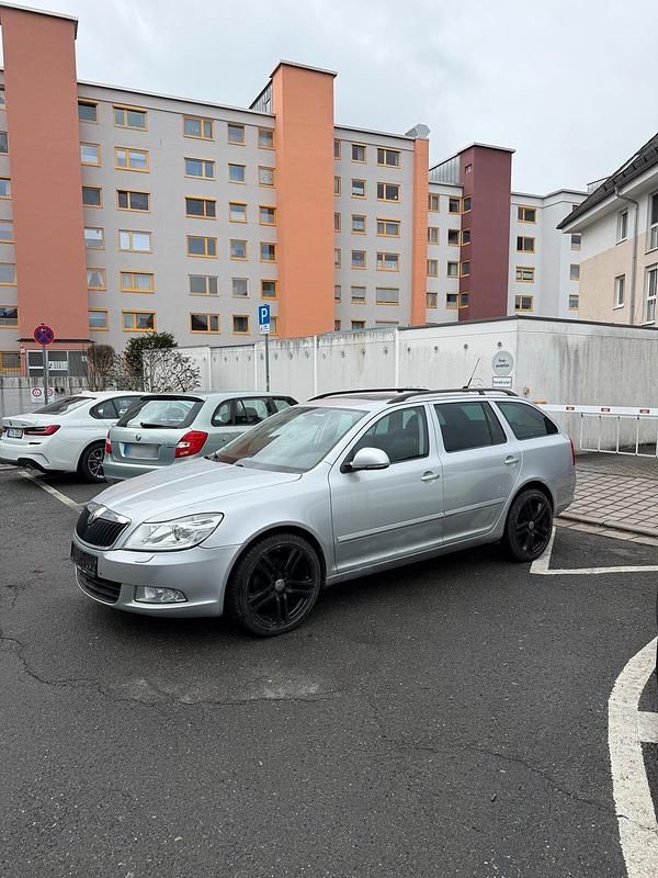 Gebraucht Skoda Octavia 160 PS (117 kW) 2012 Grau Kombi