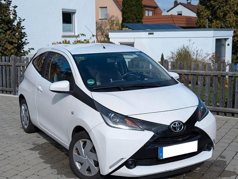 Weiß Gebraucht 2014 Toyota Aygo X-play Kleinwagen | 6.200 € (Etwas zu teuer) - Bild 1/4