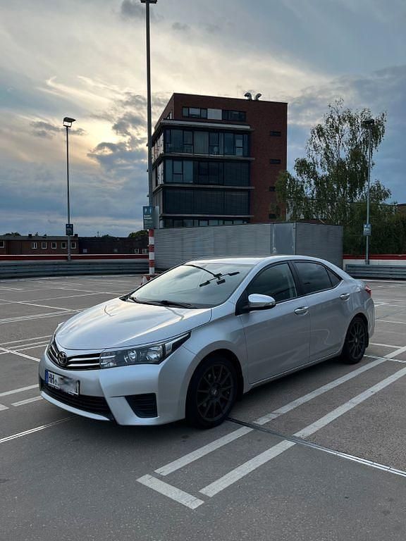 Silber Gebraucht 2014 Toyota Corolla Comfort Limousine | 12.800 € (Etwas zu teuer) - Bild 1/4